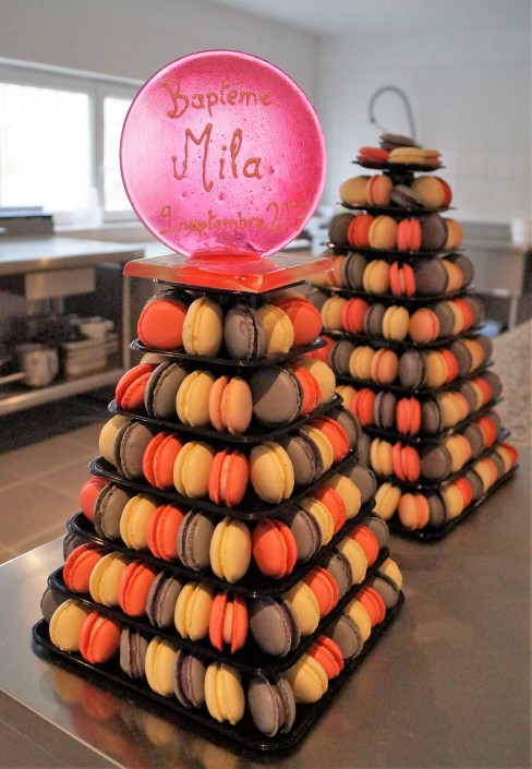 Pièces montées de macarons fraise, mûre et vanille