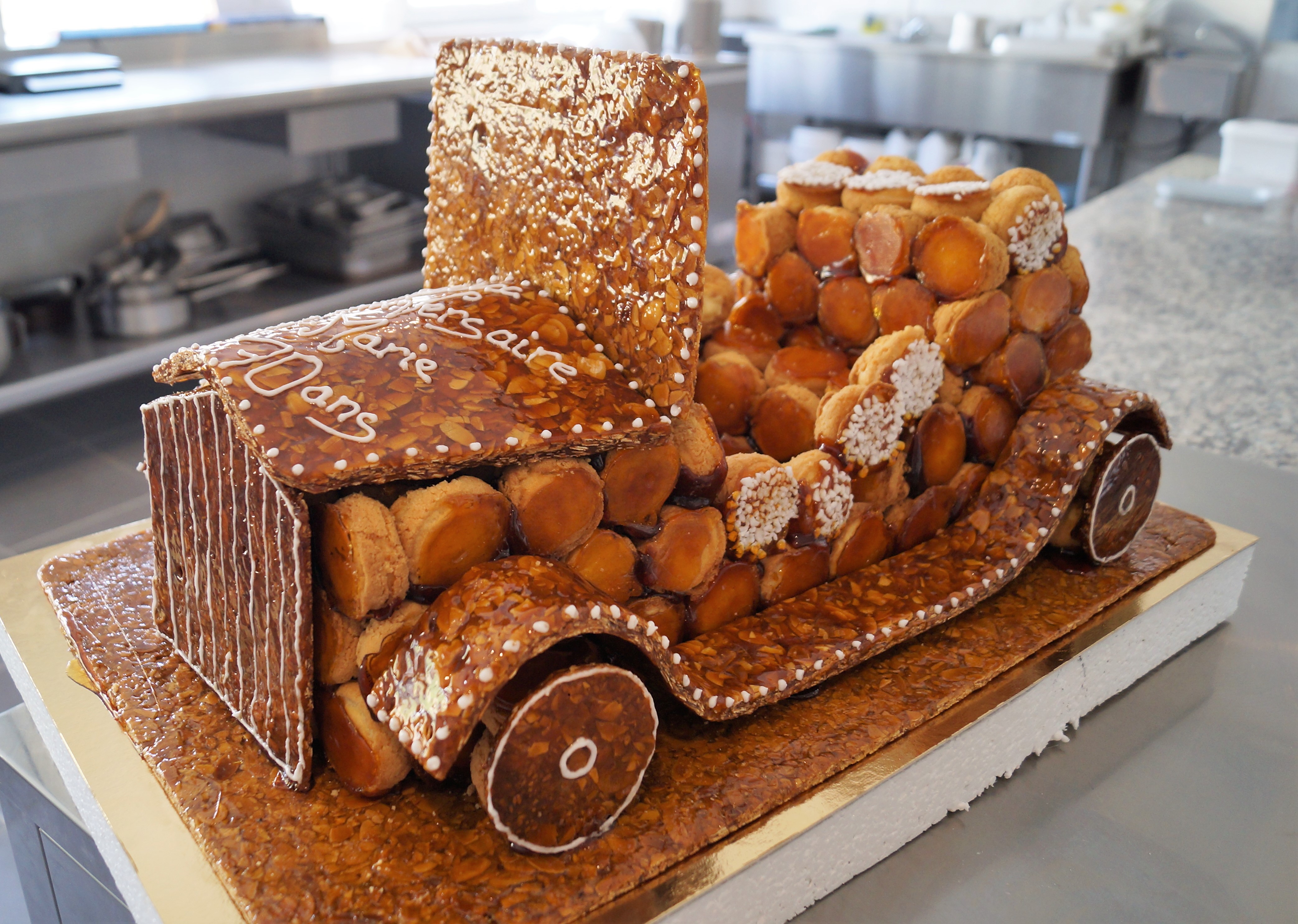 Pièce montée vieille voiture