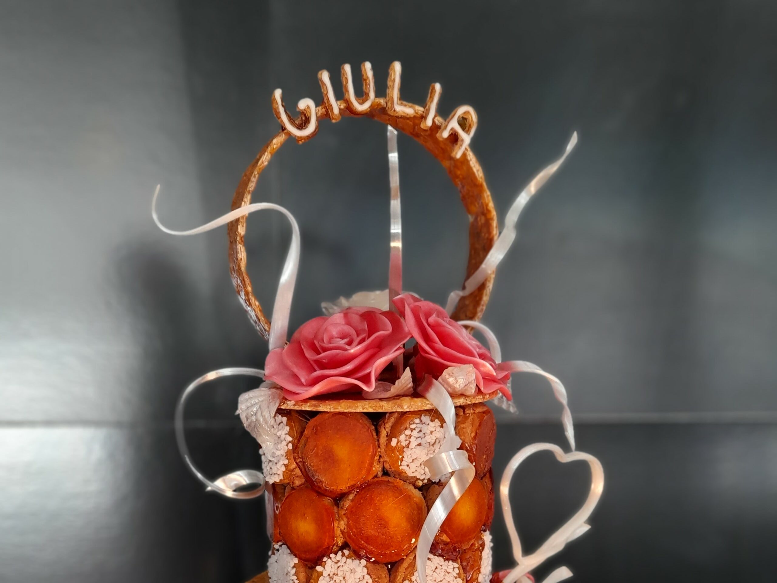 Prénom arche nougatine, roses sucre tiré